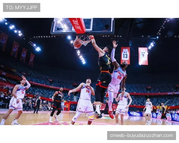 【2026年4月CBA联赛跑动强度与节奏变化·赛中·报道广东队第三节祭出全场紧逼,单节迫使对手出现8次失误并打出18-4攻击波 【2026年4月CBA联赛跑动强度与节奏变化·赛中·报道广东队第三节祭出全场紧逼,单节迫使对手出现8次失误并打出18-4攻击波